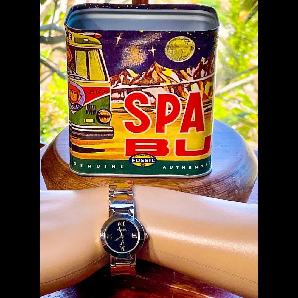⭐️HP⭐️VTG▪️FOSSIL▪️f2 Silver Tone Roman Numeral Watch & Collector Tin Extra Link